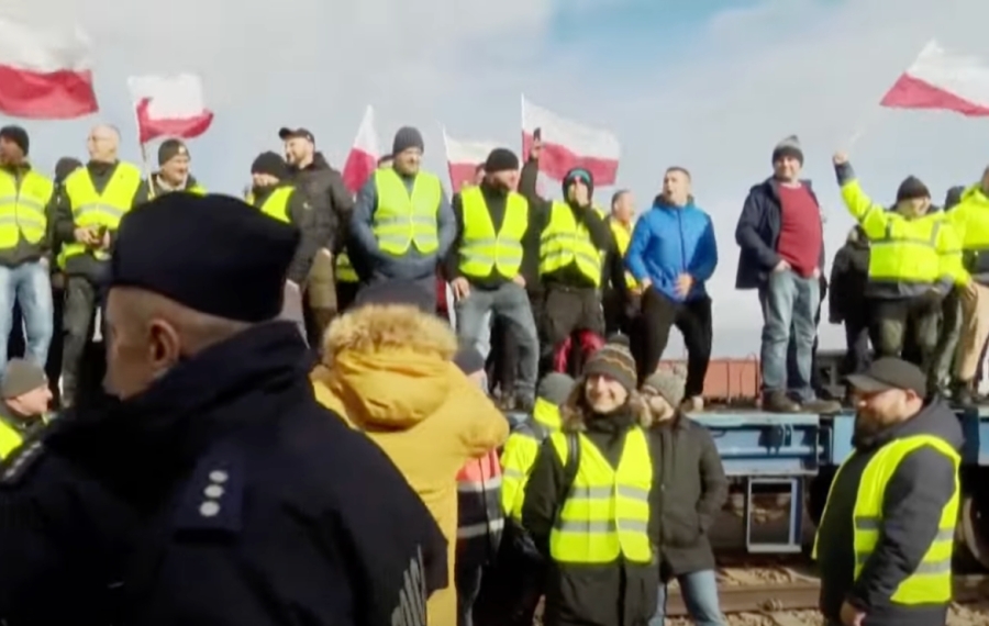Polish Farmers Block Railroad and Threaten Extended Border Blockade