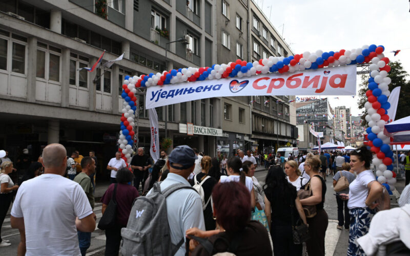 Na skupu SNS-a oko 15.000 građana