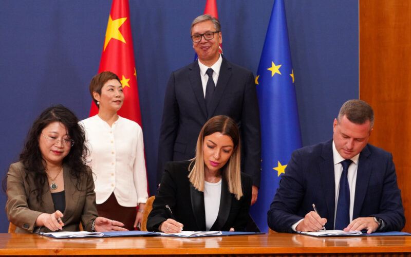 Vučić:Potpisani ugovori vredni 100miliona evra sa kineskom kompanijom za ulaganje u Inđiji