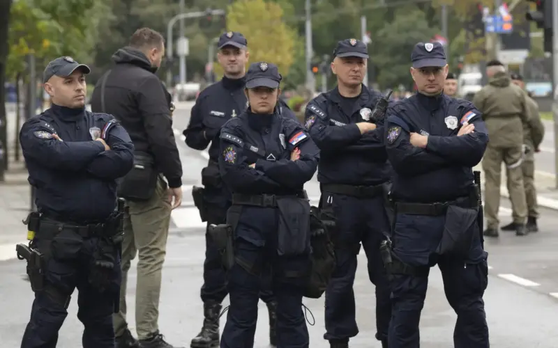 Bez Prajd karavana u Loznici: Veliki protest protiv najavljenog skupa, pirotehnika i žandarmerija u centru grada VIDEO