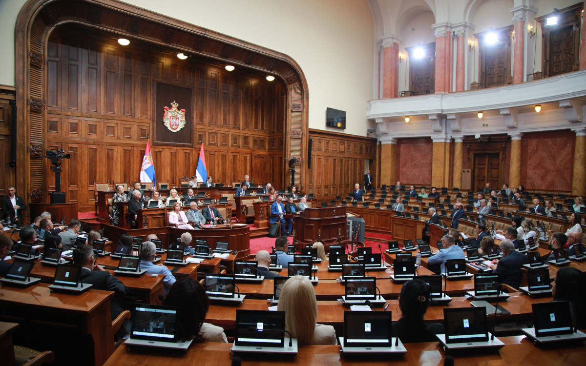 Skupština nastavila vanrednu sednicu: Poslanici o rebalansu, vlast i opozicija na suprotnim stranama