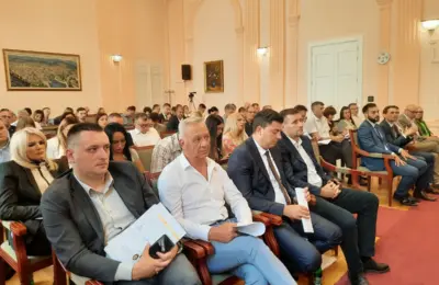 “Dizali su, pa spuštali ruke i zbunjeno gledali u kolege”: Kako se desilo da naprednjaci u Užicu glasaju protiv dočeka za Vučića