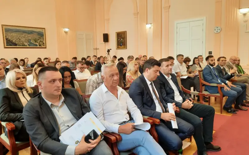 “Dizali su, pa spuštali ruke i zbunjeno gledali u kolege”: Kako se desilo da naprednjaci u Užicu glasaju protiv dočeka za Vučića