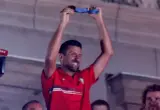 Dosad neviđeni snimci Novaka posle osvajanja zlata na Olimpijskim igrama: Otvorio dušu Jeleni, a Srbi pokušavali da uđu u kola, ljubili mu ruke VIDEO