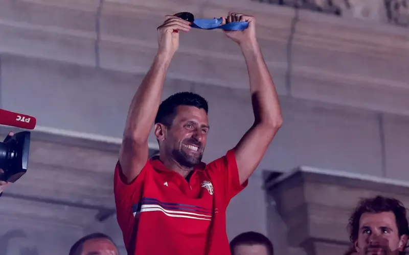 Dosad neviđeni snimci Novaka posle osvajanja zlata na Olimpijskim igrama: Otvorio dušu Jeleni, a Srbi pokušavali da uđu u kola, ljubili mu ruke VIDEO