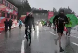 Haos na Vuelti: Grad prekinuo trku, vozači tražili gde da se sakriju VIDEO