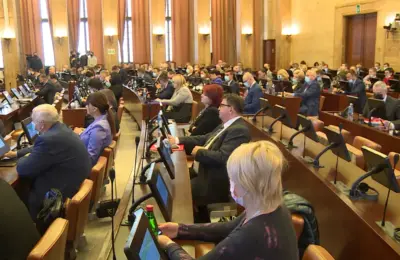 Haos u Skupštini Vojvodine: Poslanik pomenuo pad nadstrešnice, predsednik parlamenta pozvao obezbeđenje da ga izbaci iz sale. Umešala se cela opozicija