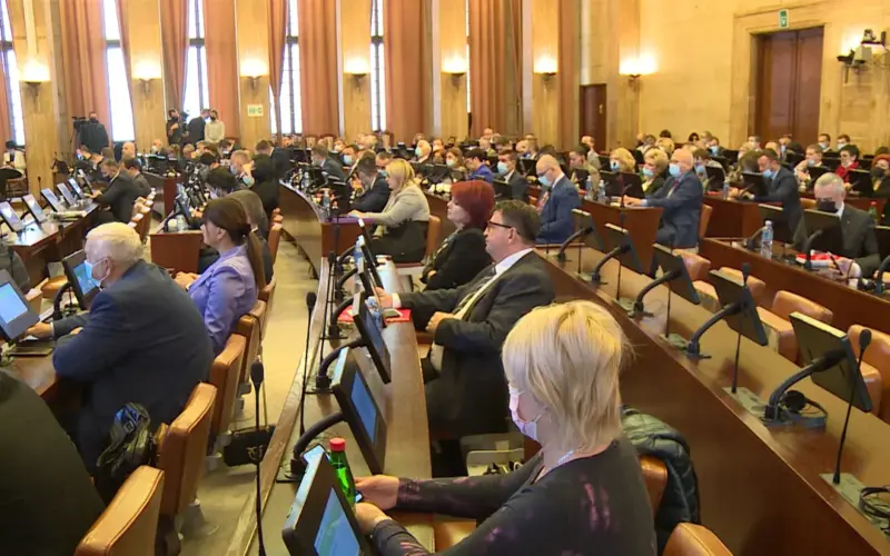 Haos u Skupštini Vojvodine: Poslanik pomenuo pad nadstrešnice, predsednik parlamenta pozvao obezbeđenje da ga izbaci iz sale. Umešala se cela opozicija