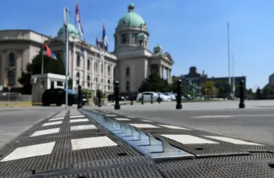 Jednosmerni šiljci za kontrolu saobraćaja postavljeni u centru Beograda