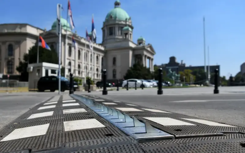 Jednosmerni šiljci za kontrolu saobraćaja postavljeni u centru Beograda