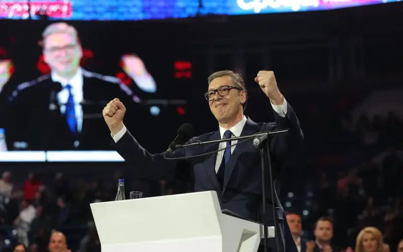 Kako se Užice sprema za Vučića: Zastave duž centralne ulice, ali i poruka da “narod ne želi da ga vidi”