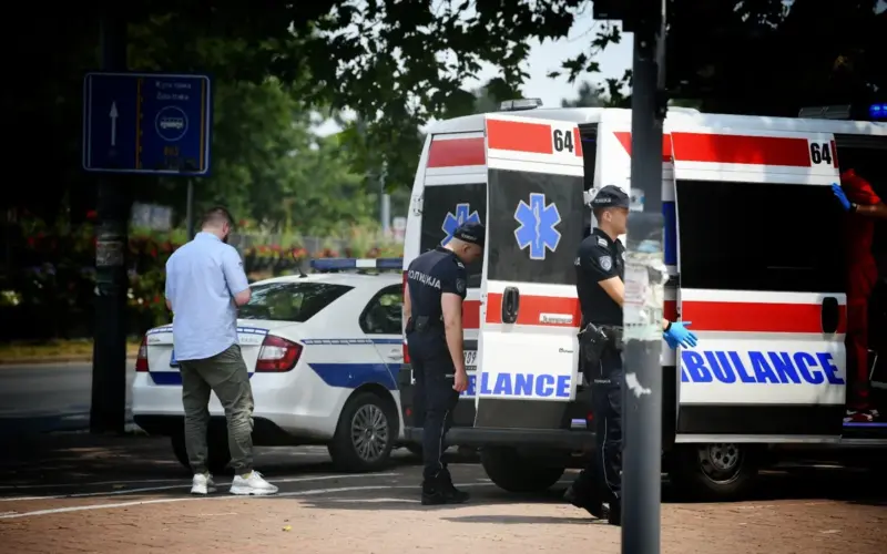 Kamere snimile nesreću kojoj je poginula devojčica (5), a njen brat (1) i majka su teško povređeni: Vozač izgubio kontrolu nad vozilom i izleteo na trotoar pun ljudi