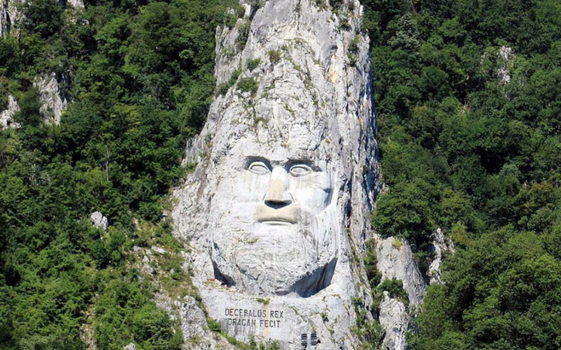 Lik Decebala je simbolično isklesan preko puta Trajanove table: Prkos rimskom imperatoru