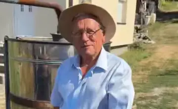Milanče Radosavljević peče rakiju u Bariču – snimak postao hit na mrežama: “Ovako se ja spremam za Tašmajdan” (VIDEO)