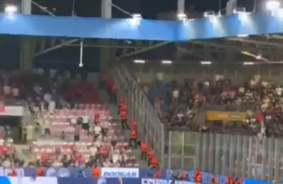 Navijači Zvezde oterali svoje fudbalere: Pogledajte scene posle epske bruke u Češkoj VIDEO