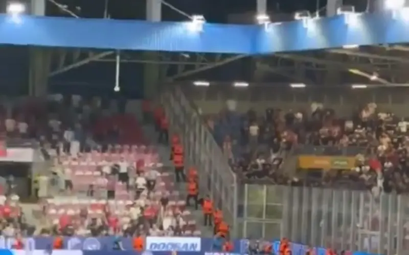 Navijači Zvezde oterali svoje fudbalere: Pogledajte scene posle epske bruke u Češkoj VIDEO