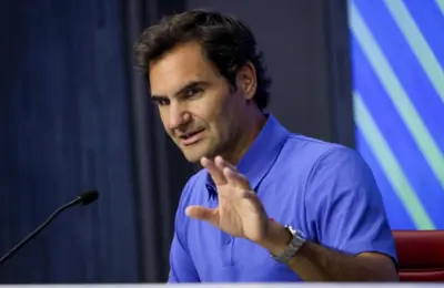 “Ne, ne, ne, to nikako”: Federer razmišljao da li će ga to pitati, a onda nije mogao da prestane da negira