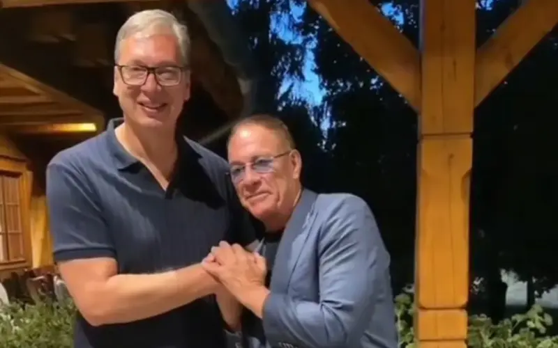 Od albanskog orla u Glogovcu do obaranja ruku sa Vučićem: Kako izgleda druženje Žan-Kloda van Dama sa balkanskim liderima