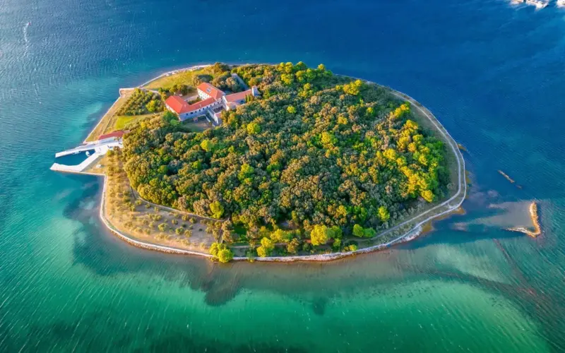 Ostrvce sa samo četiri stanovnika na kojem je kupanje zabranjeno: Mesto na Jadranu na kojem nema ni kafića ni restorana