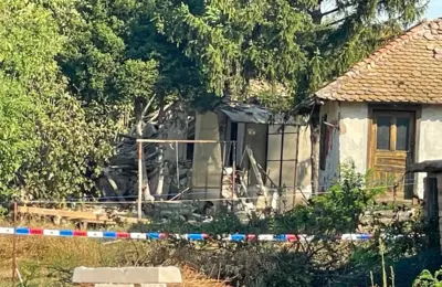 Ovo je kuća u kojoj se dogodila eksplozija u Velikoj Moštanici: Muškarac poginuo, žena jedva izvučena iz ruševina FOTO