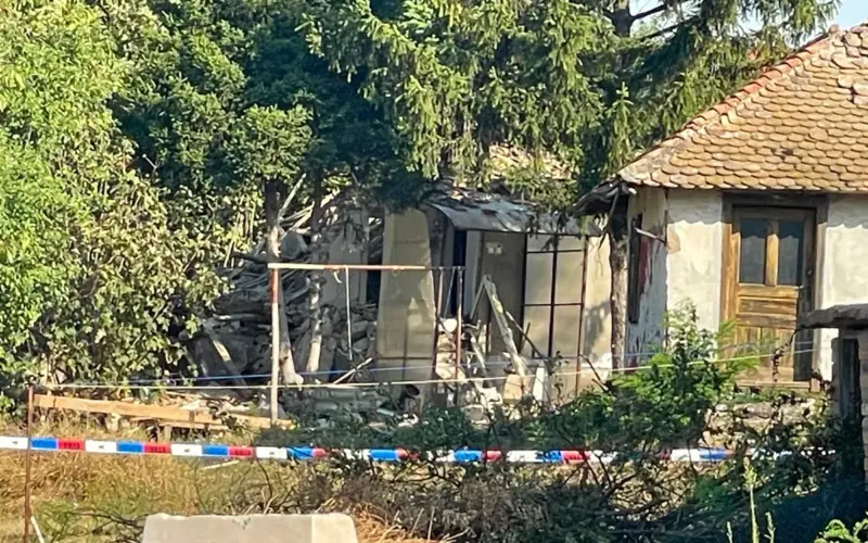 Ovo je kuća u kojoj se dogodila eksplozija u Velikoj Moštanici: Muškarac poginuo, žena jedva izvučena iz ruševina FOTO