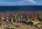 Plaža na kojoj ima “više ljudi nego peska” – gužva u Sutomoru je ništa prema ovome