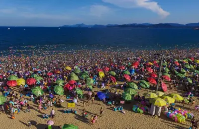 Plaža na kojoj ima “više ljudi nego peska” – gužva u Sutomoru je ništa prema ovome