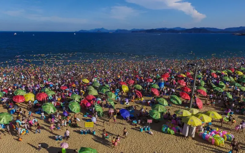 Plaža na kojoj ima “više ljudi nego peska” – gužva u Sutomoru je ništa prema ovome