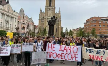 Profesori Jovine gimnazije, đaci i njihovi roditelji danas ispred Gradske kuće u Novom Sadu: Traže odgovore na 3 konkretna pitanja uoči početka školske godine