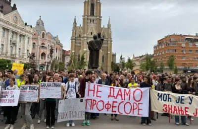 Profesori Jovine gimnazije, đaci i njihovi roditelji danas ispred Gradske kuće u Novom Sadu: Traže odgovore na 3 konkretna pitanja uoči početka školske godine