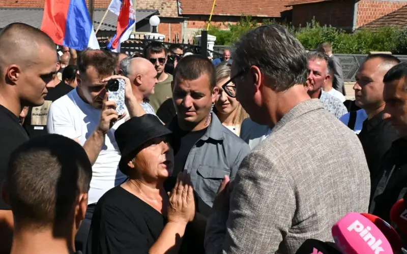 SRCE: Vučić ubrzano obilazi sela i ubeđuje građane da se na obećanja ne plaća porez i da ih je lagao – u njihovu korist