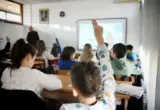 Srbiji su potrebne učionice pune znanja, a ne ideologije. U njima treba da budu knjige, laboratorije i računari, a ne kandila