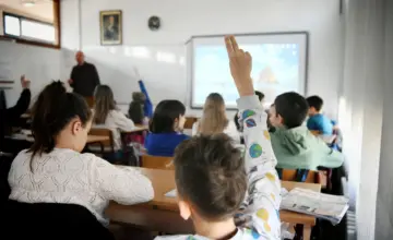 Srbiji su potrebne učionice pune znanja, a ne ideologije. U njima treba da budu knjige, laboratorije i računari, a ne kandila