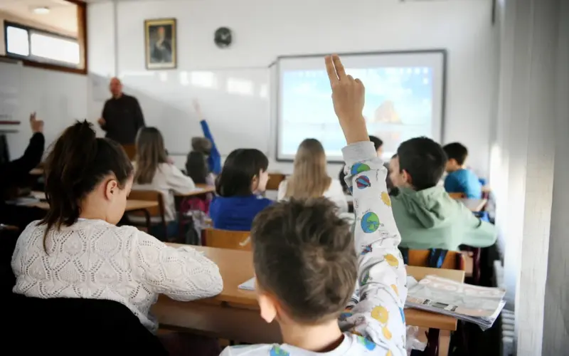 Srbiji su potrebne učionice pune znanja, a ne ideologije. U njima treba da budu knjige, laboratorije i računari, a ne kandila