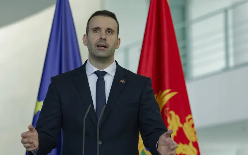 “Tužno. Izvršava zadatke šefa iz Beograda. On je oduševljen trilingom Vučić-Vučićević-Vučević”: Spajić žestoko odgovorio Kneževiću
