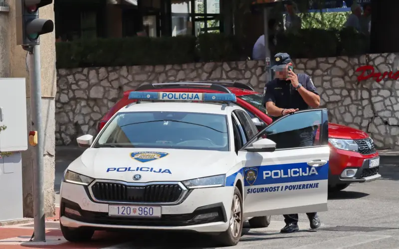 U Dubrovniku palicama napadnut automobil srpskih tablica, dve osobe lakše povređene