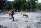VIDEO Dramatično spasavanje u Nepalu: Vojnici izvlačili ljude iz tunela punog blata, jednog nosili na leđima