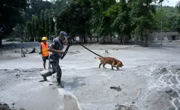 VIDEO Dramatično spasavanje u Nepalu: Vojnici izvlačili ljude iz tunela punog blata, jednog nosili na leđima