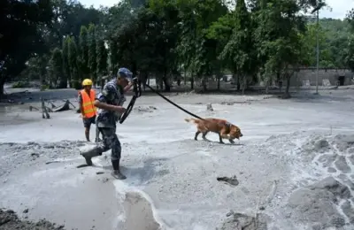 VIDEO Dramatično spasavanje u Nepalu: Vojnici izvlačili ljude iz tunela punog blata, jednog nosili na leđima
