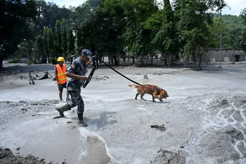 VIDEO Dramatično spasavanje u Nepalu: Vojnici izvlačili ljude iz tunela punog blata, jednog nosili na leđima