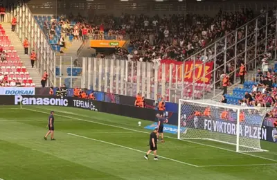 VIDEO Navijači Zvezde skandirali Ratku Mladiću u Plzenju