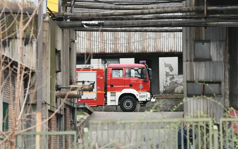Vatra buknula nakon eksplozije: Dva radnika povređena u požaru u magacinu u Novom Sadu