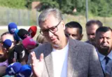 Napad na novinare tokom Vučićeve posete, muškarci u crnom ih sprečili da postave pitanja