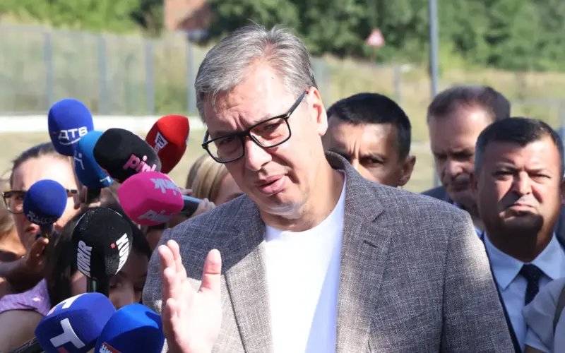 Napad na novinare tokom Vučićeve posete, muškarci u crnom ih sprečili da postave pitanja