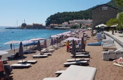 Zabrana kupanja na plaži u Crnoj Gori: U vodi pronađen povećan broj opasnih bakterija, podignuta crvena zastavica