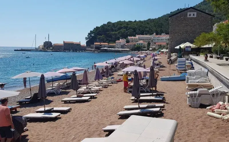 Zabrana kupanja na plaži u Crnoj Gori: U vodi pronađen povećan broj opasnih bakterija, podignuta crvena zastavica