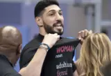 Žene htele da prebiju Kantera: Pobegao od “Hitlera ovog veka”, sada izbačen iz dvorane zbog ovog natpisa na majici VIDEO