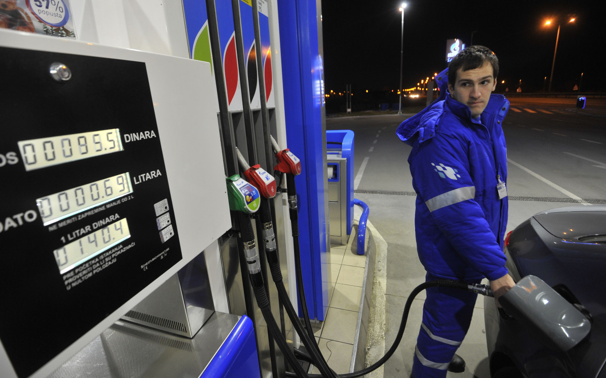 Vlada produžila umanjenje akciza na gorivo od 20 odsto do 13. septembra