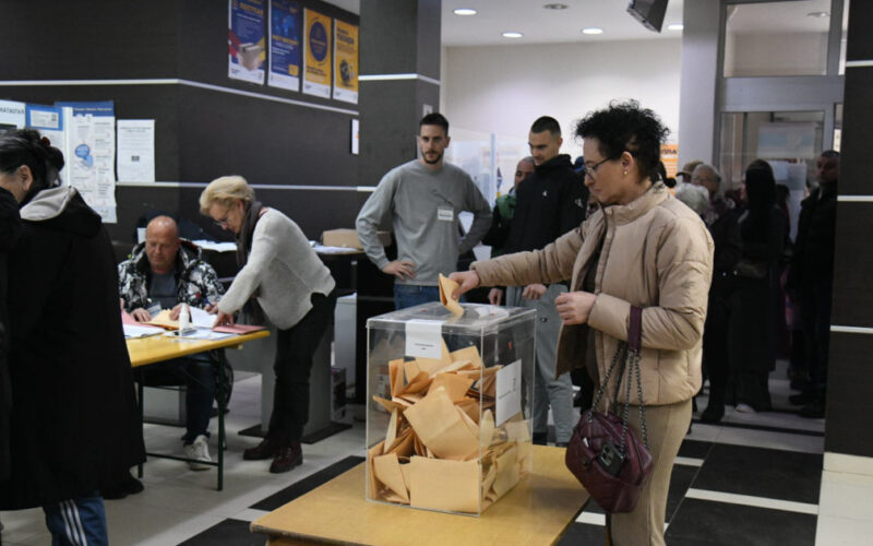 SNS i Studentska lista rastu, četiri liste iznad cenzusa