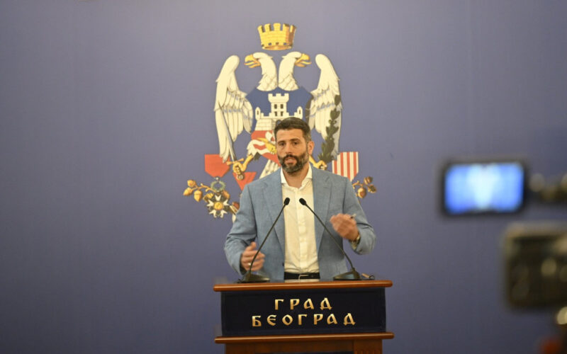 Odbornica tvrdi da ju je Šapić udario, on kaže: “Odgurnuo sam je“